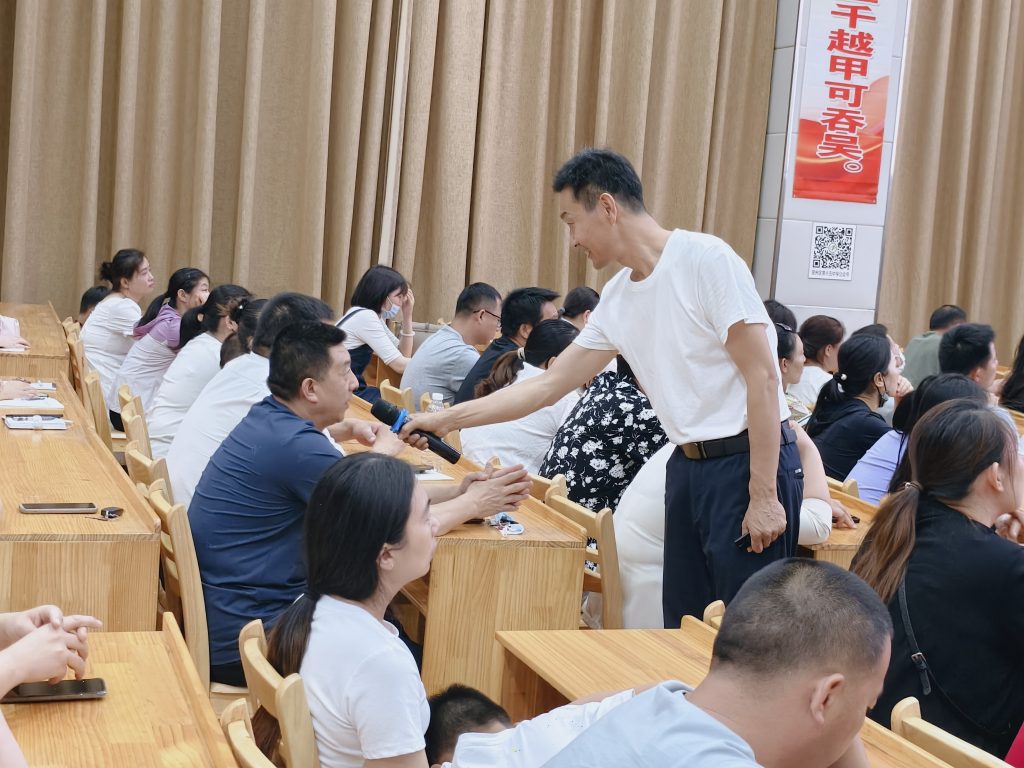 济宁市教育家协会专家为中考家长“支招”