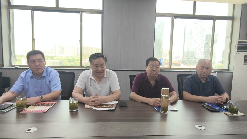 市教育家协会会长一行到济宁市新世纪管理科学研究院考察调研