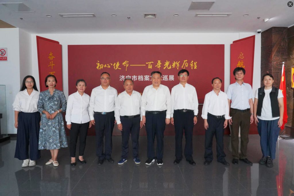 市教育家协会党员干部到市档案馆参观党史展