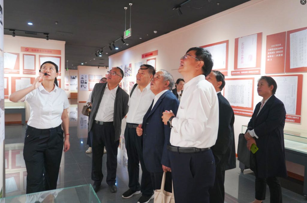 市教育家协会党员干部到市档案馆参观党史展