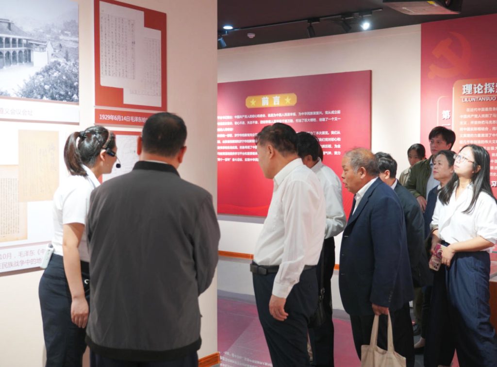 市教育家协会党员干部到市档案馆参观党史展