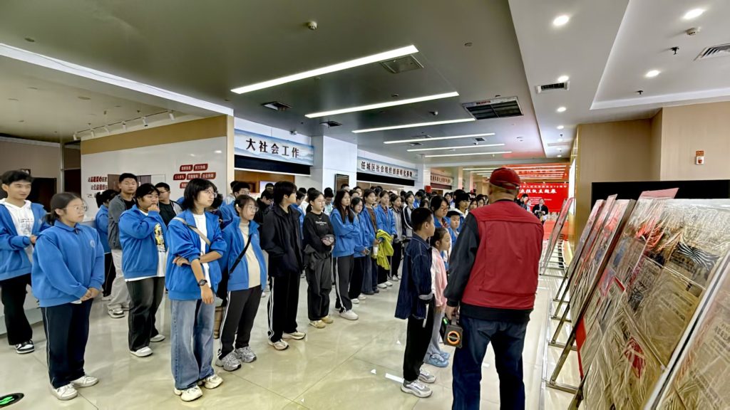 庆祝中华人民共和国成立76周年国庆报纸主题展开展