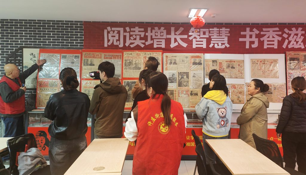 “76载荣光·报映山河”历年国庆报纸主题展在京杭佳苑社区举办